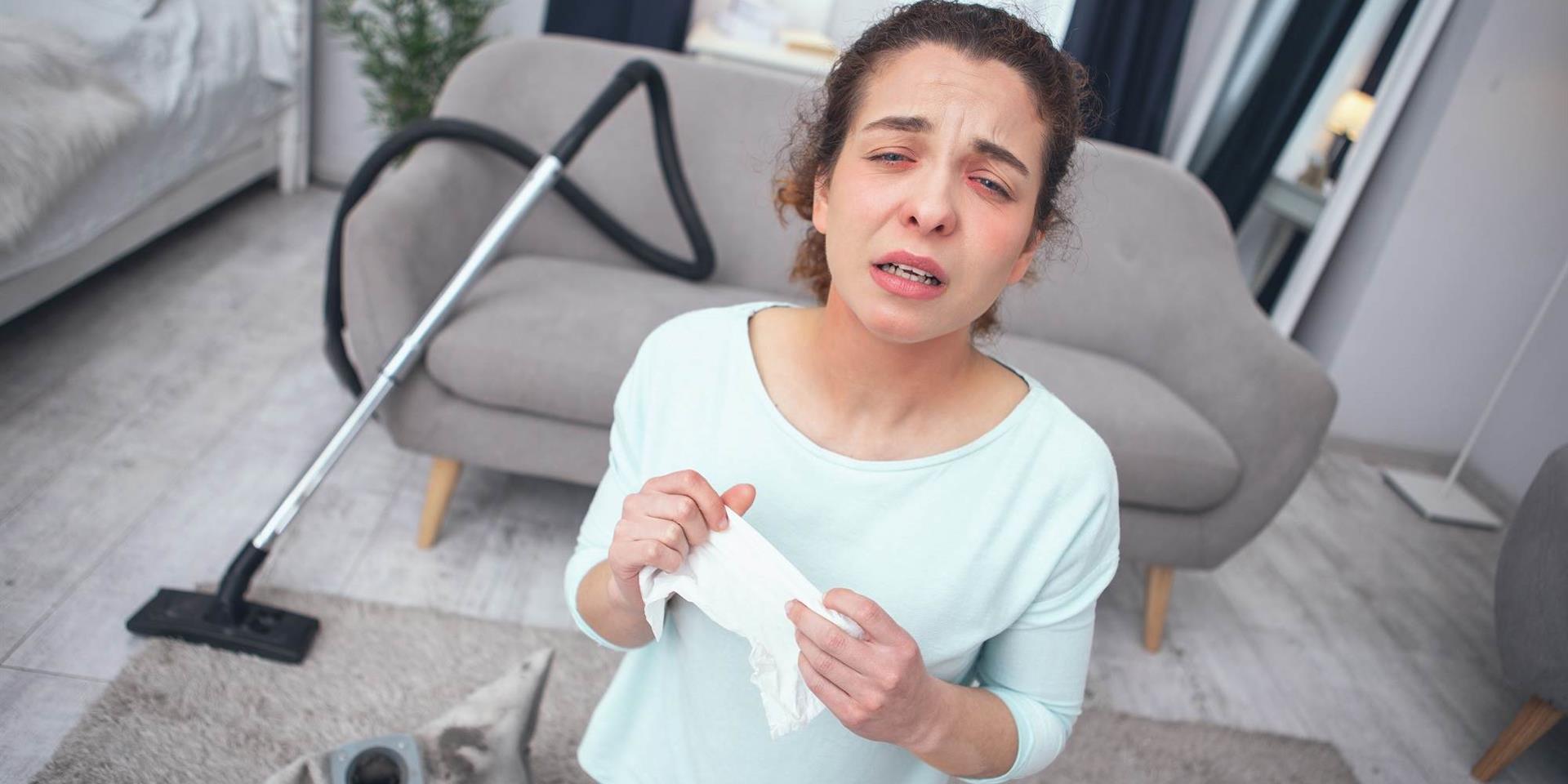 אישה אלרגית לאבק עם עיניים אדומות